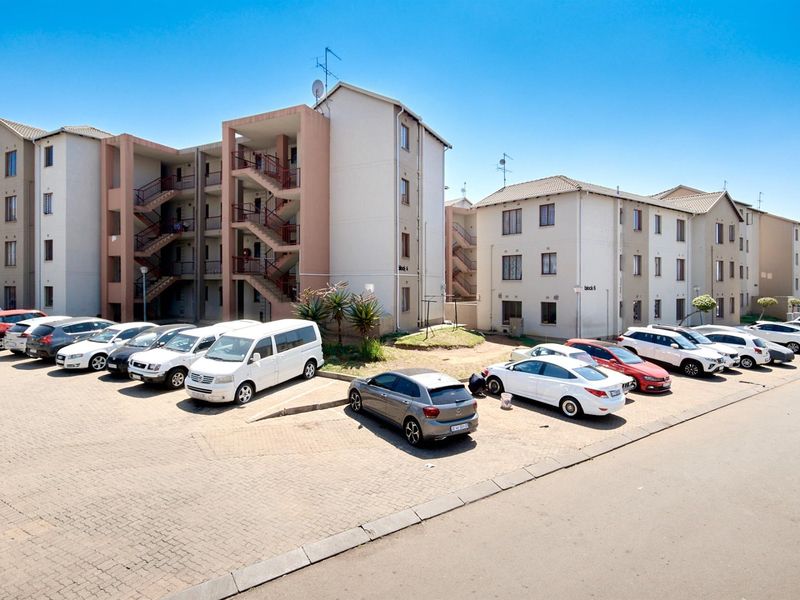 For Sale: 3-Bedroom Ground Floor Apartment in Jabulani - Photo 1