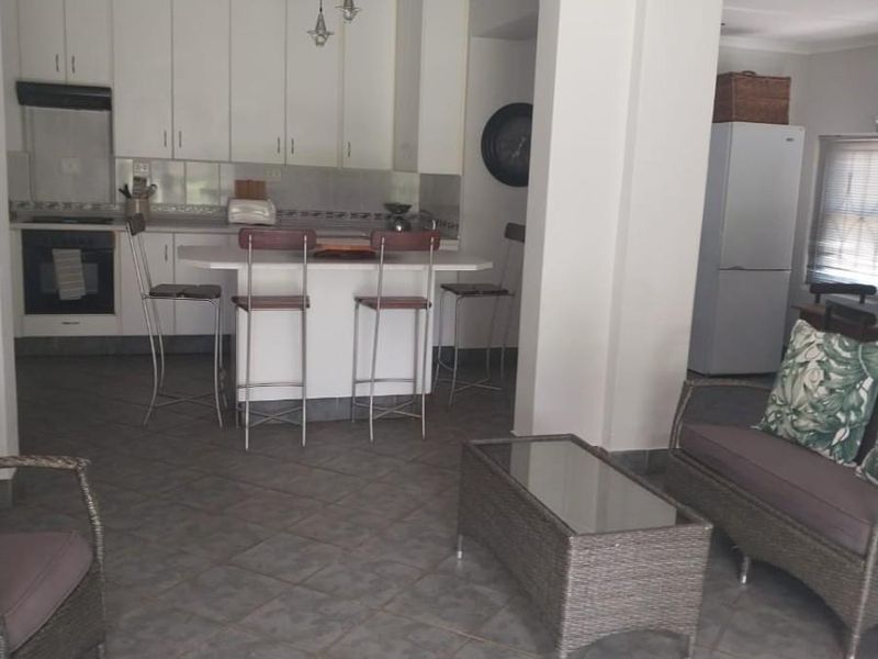 Huge House with massive 3 000 sqm erf  For Sale in Porterville - Photo 8