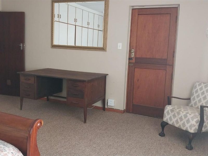 Huge House with massive 3 000 sqm erf  For Sale in Porterville - Photo 9