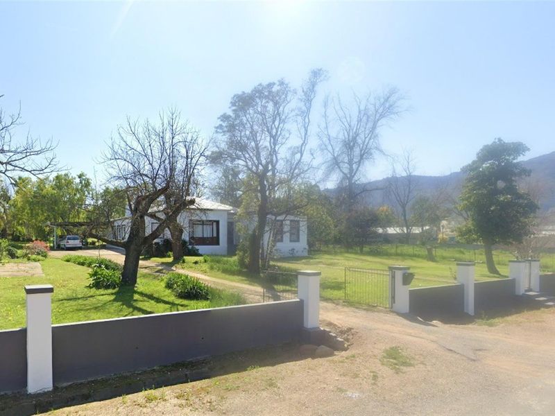 Huge House with massive 3 000 sqm erf  For Sale in Porterville - Photo 7
