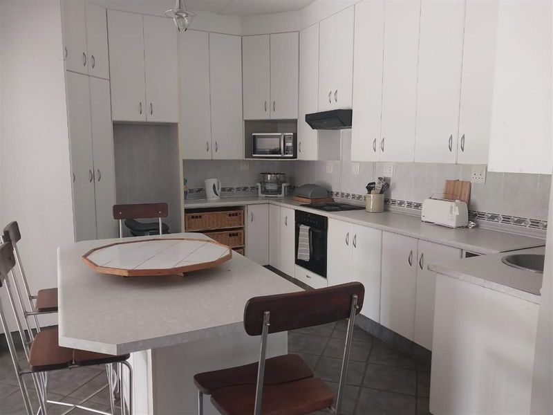 Huge House with massive 3 000 sqm erf  For Sale in Porterville - Photo 4