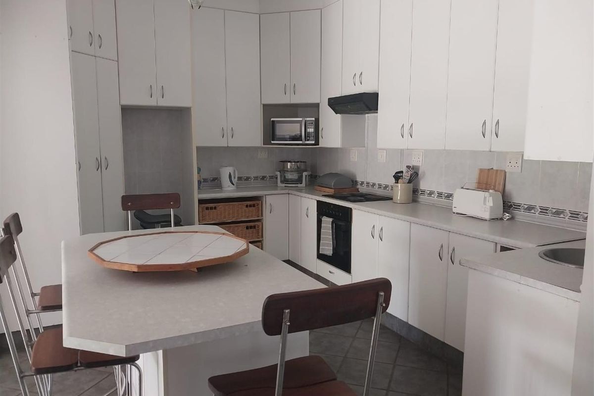 Huge House with massive 3 000 sqm erf  For Sale in Porterville - Photo 4