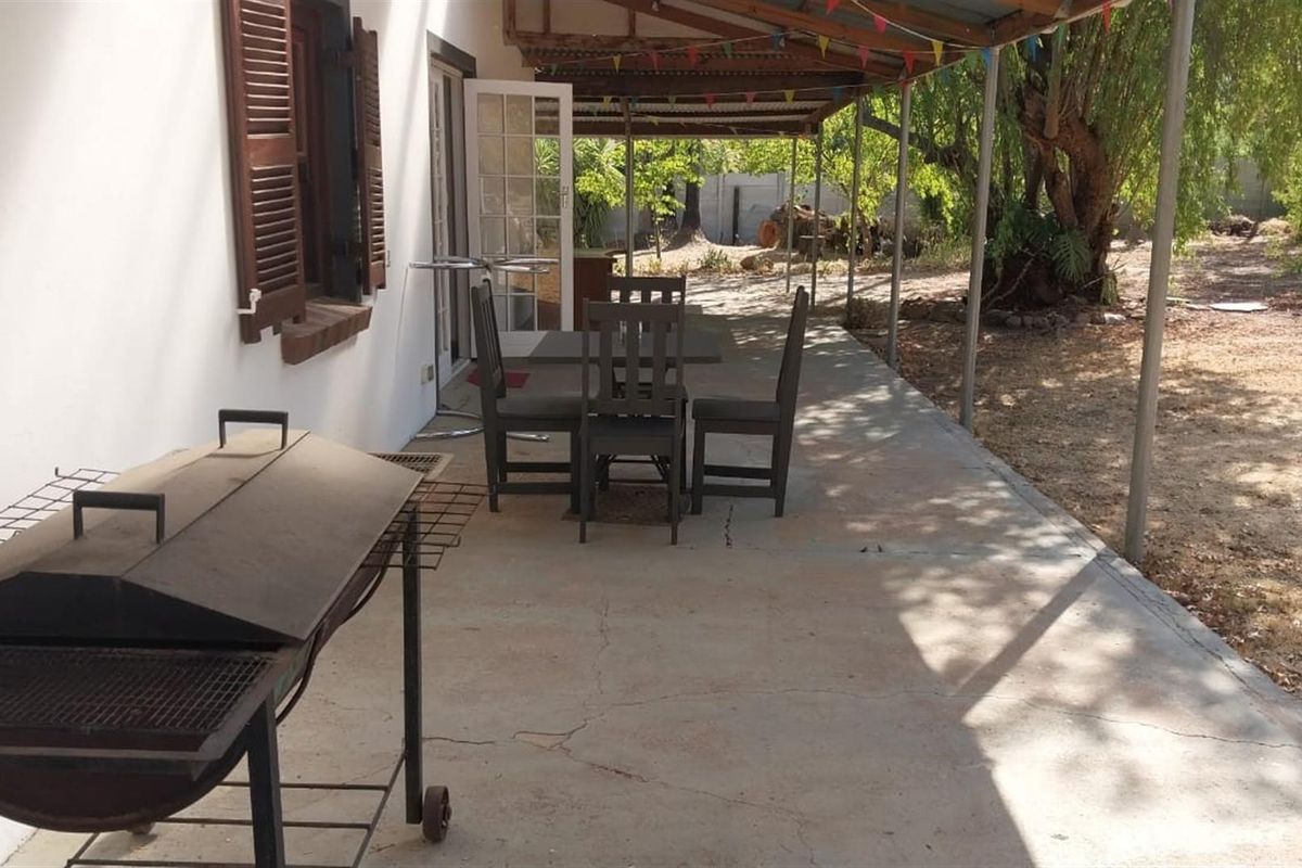 Huge House with massive 3 000 sqm erf  For Sale in Porterville - Photo 5