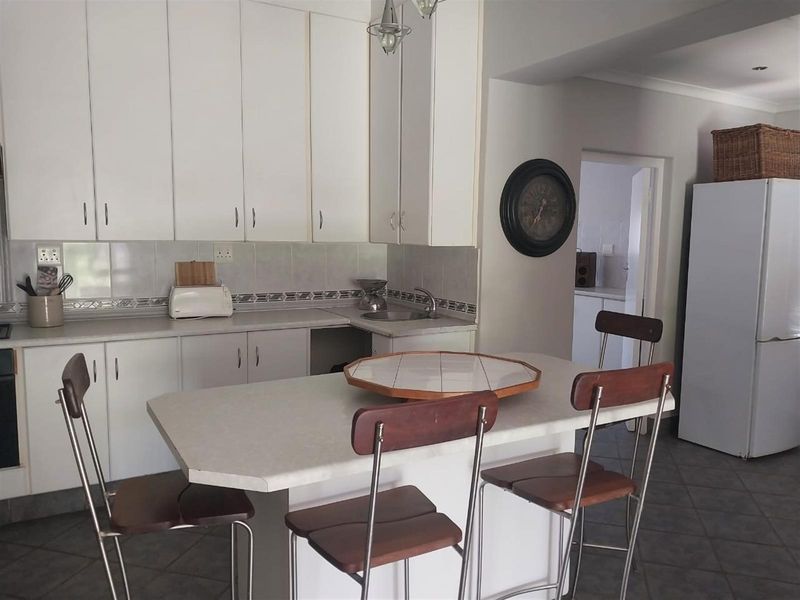 Huge House with massive 3 000 sqm erf  For Sale in Porterville - Photo 6