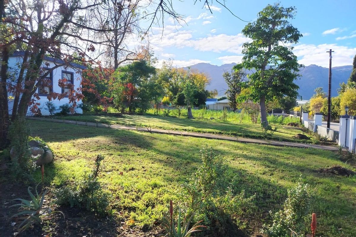 Huge House with massive 3 000 sqm erf  For Sale in Porterville - Photo 2