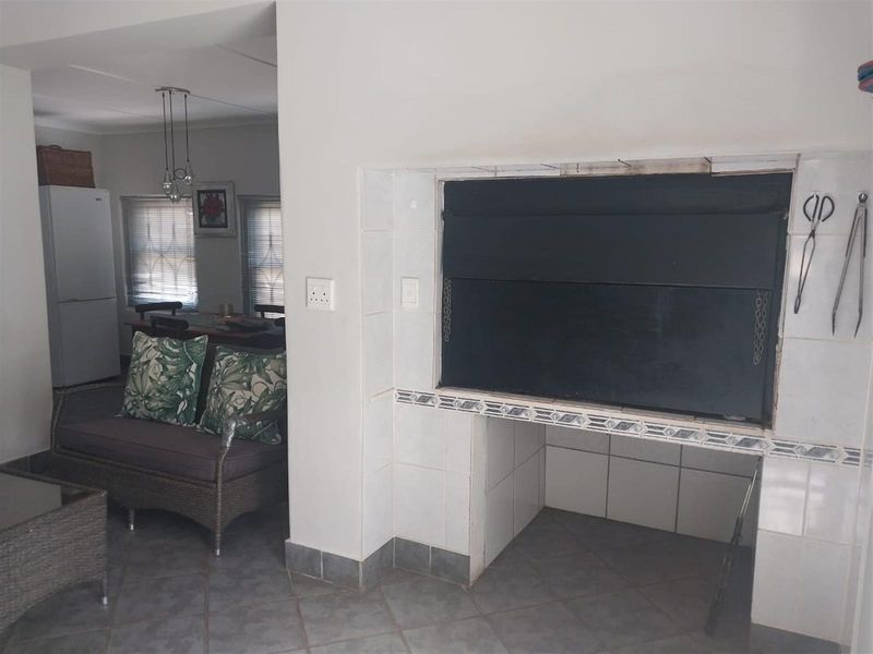 Huge House with massive 3 000 sqm erf  For Sale in Porterville - Photo 3