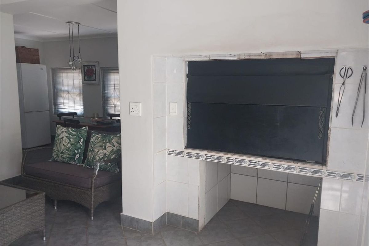 Huge House with massive 3 000 sqm erf  For Sale in Porterville - Photo 3