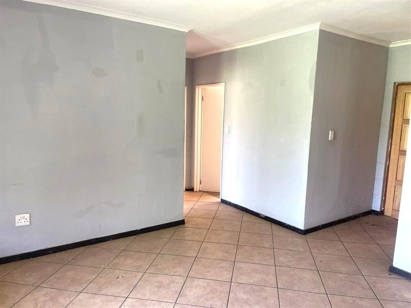 2 Bedroom Ground Floor Apartment For Sale in Wilgeheuwel - Photo 6