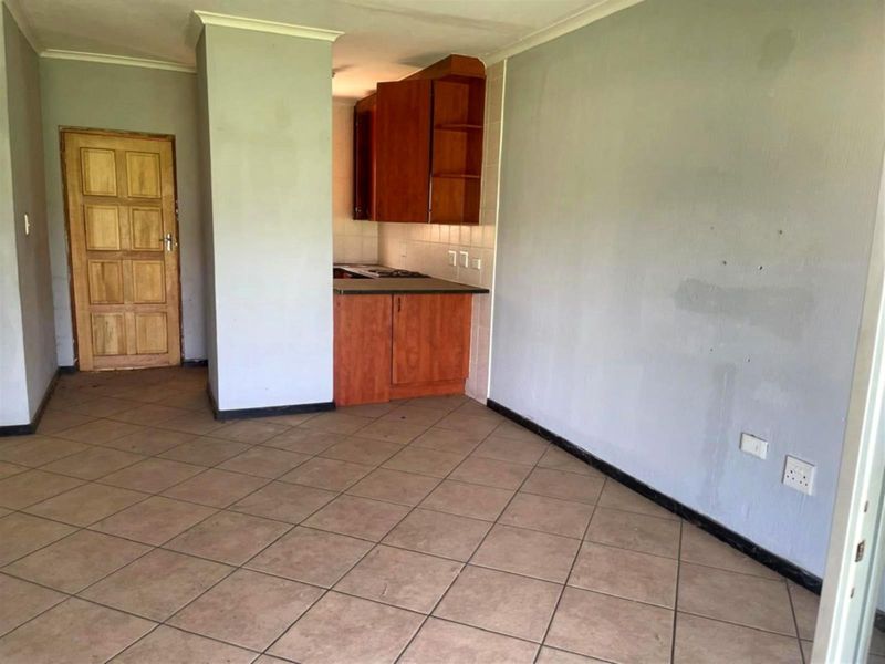 2 Bedroom Ground Floor Apartment For Sale in Wilgeheuwel - Photo 5