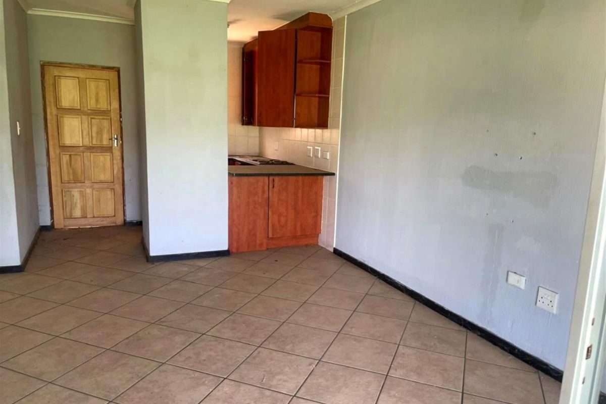 2 Bedroom Ground Floor Apartment For Sale in Wilgeheuwel - Photo 5