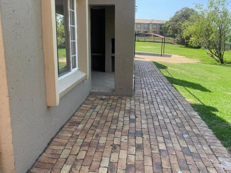 2 Bedroom Ground Floor Apartment For Sale in Wilgeheuwel - Photo 4