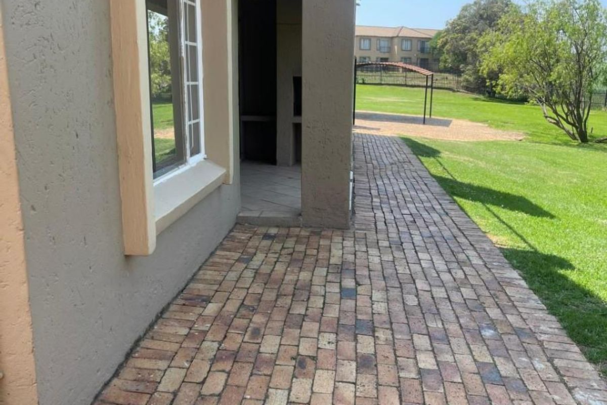 2 Bedroom Ground Floor Apartment For Sale in Wilgeheuwel - Photo 4