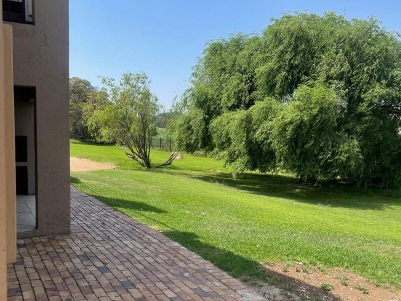 2 Bedroom Ground Floor Apartment For Sale in Wilgeheuwel - Photo 3