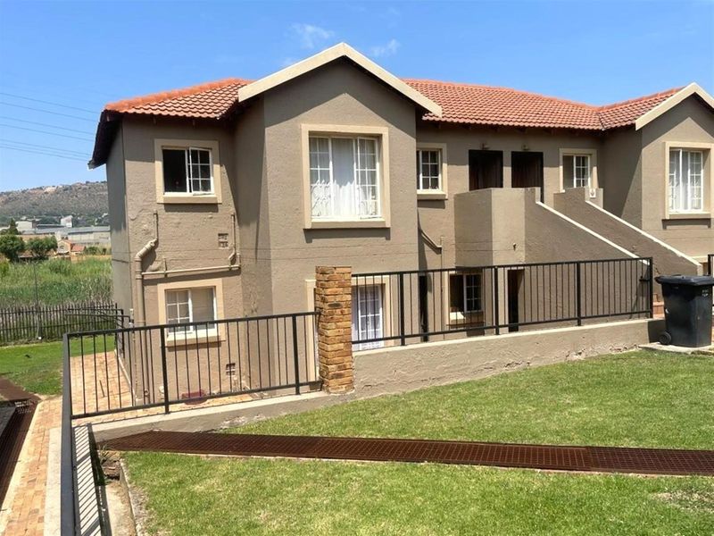 2 Bedroom Ground Floor Apartment For Sale in Wilgeheuwel - Photo 2