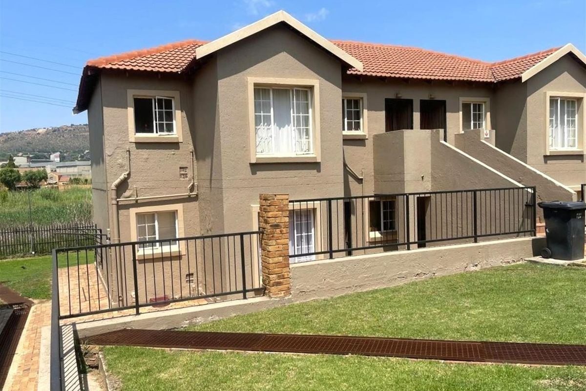 2 Bedroom Ground Floor Apartment For Sale in Wilgeheuwel - Photo 2