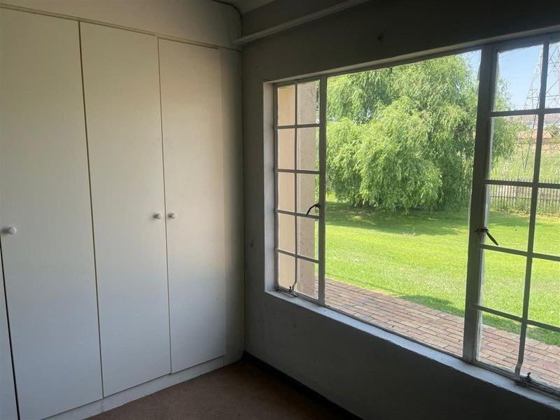 2 Bedroom Ground Floor Apartment For Sale in Wilgeheuwel - Photo 9