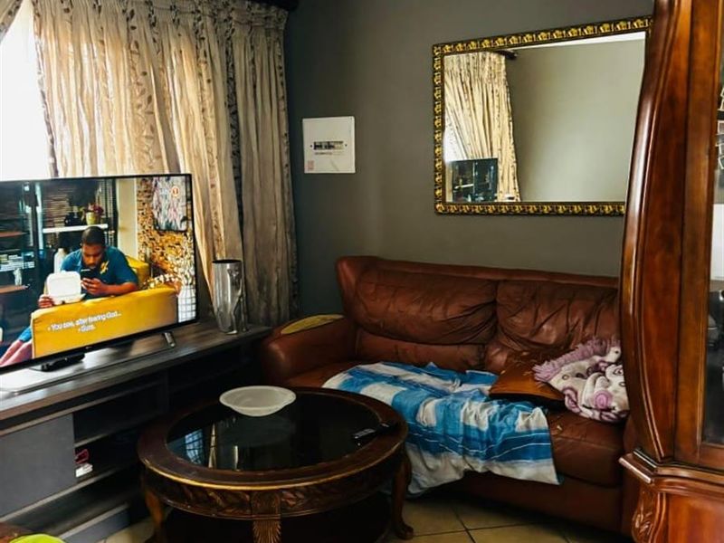 House For Sale in The Orchards, Akasia - Photo 8