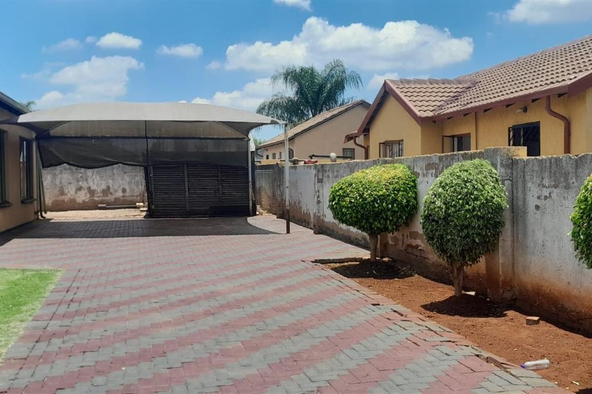 House For Sale in The Orchards, Akasia - Photo 2