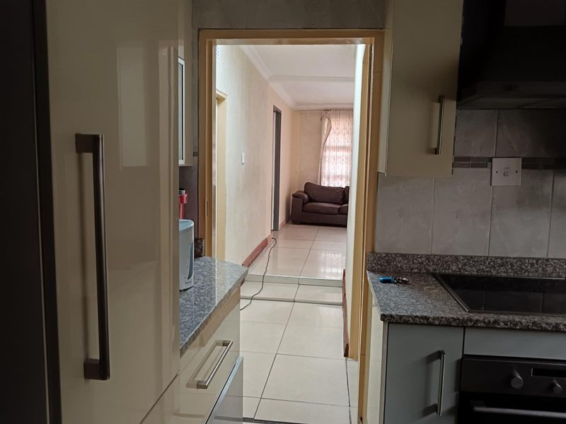Beautiful 3 bedroom House For Sale in Rockville Moroka, Soweto - Photo 4