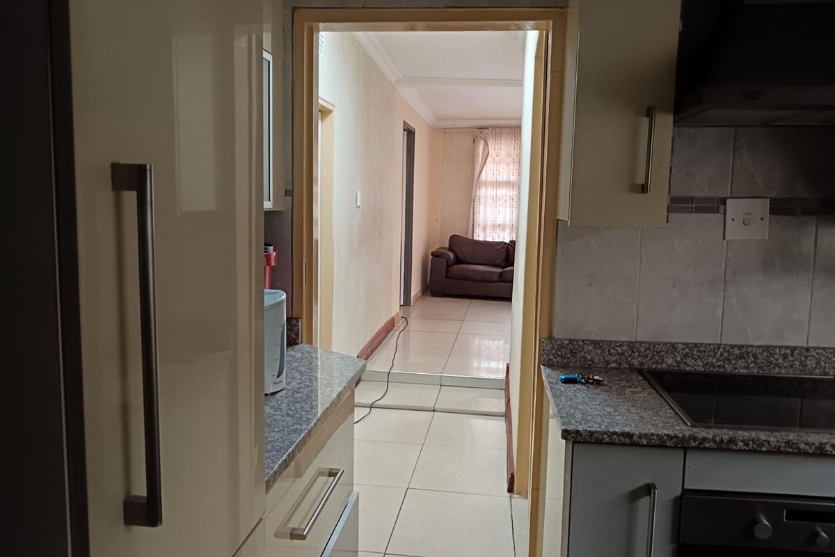 Beautiful 3 bedroom House For Sale in Rockville Moroka, Soweto - Photo 4