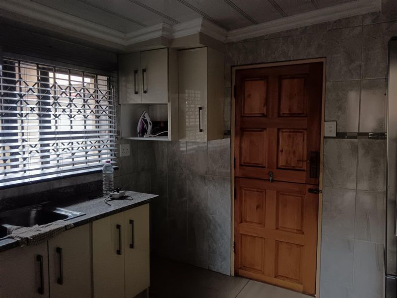 Beautiful 3 bedroom House For Sale in Rockville Moroka, Soweto - Photo 7