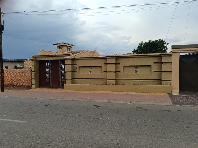 Beautiful 3 bedroom House For Sale in Rockville Moroka, Soweto - Photo 1