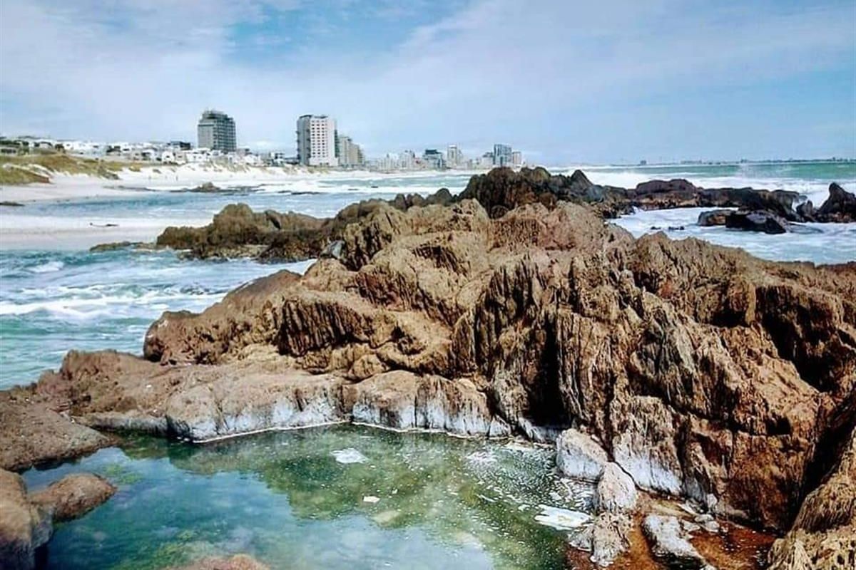 Investment Mountain and Sea views, Fully furnished for sale in Bloubergstrand - Photo 5