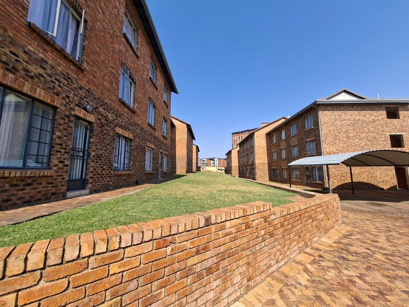 Apartment For Sale in Grand Central Midrand Gauteng - Photo 4