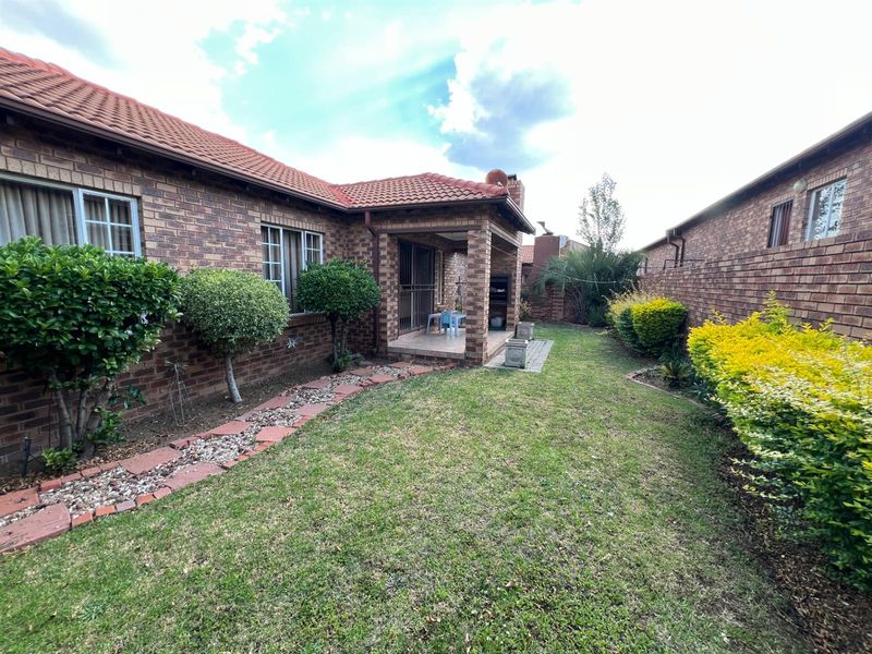 Beautiful 3 bedroom townhouse For Sale in Rooihuiskraal North, Centurion - Photo 5