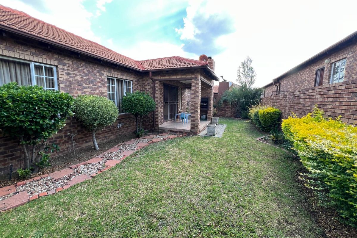 Beautiful 3 bedroom townhouse For Sale in Rooihuiskraal North, Centurion - Photo 5