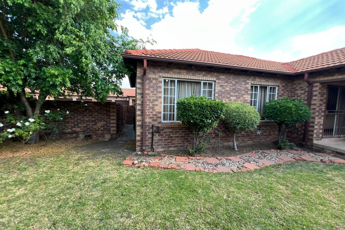 House For Sale in Rooihuiskraal North, Centurion - Photo 2