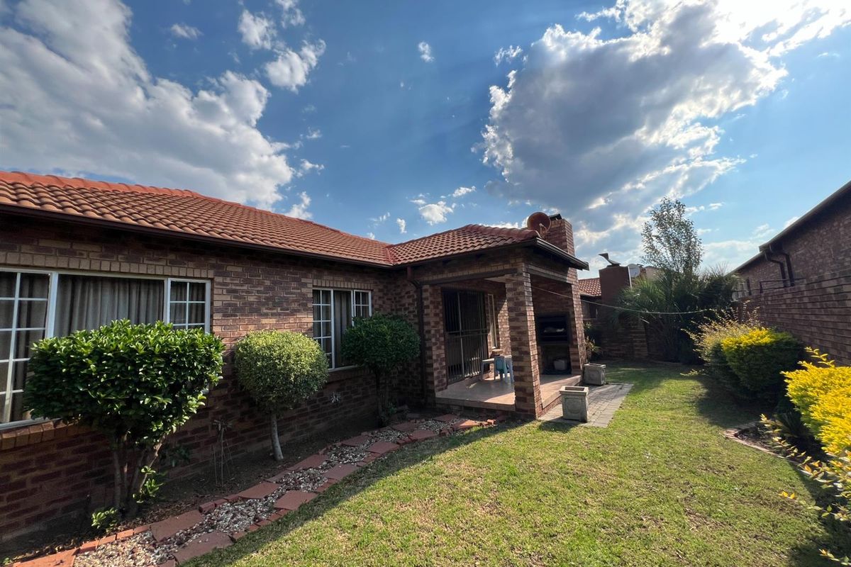 Beautiful 3 bedroom townhouse For Sale in Rooihuiskraal North, Centurion - Photo 3