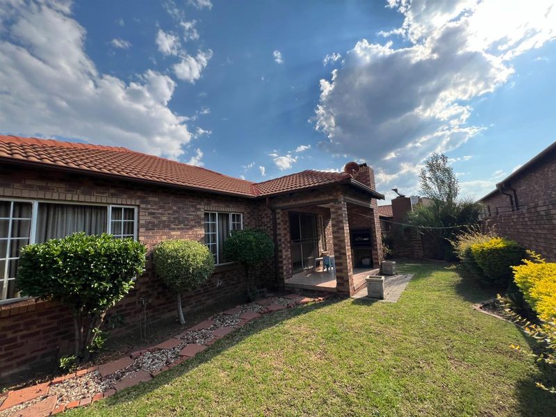 Beautiful 3 bedroom townhouse For Sale in Rooihuiskraal North, Centurion - Photo 3