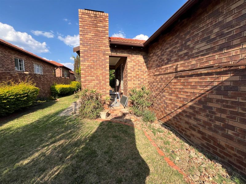 Beautiful 3 bedroom townhouse For Sale in Rooihuiskraal North, Centurion - Photo 6