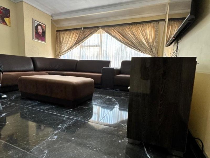 Modern Family Home For Sale in Ncandu Park, Newcastle, KwaZulu Natal - Photo 6