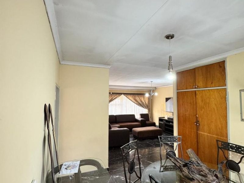 Modern Family Home For Sale in Ncandu Park, Newcastle, KwaZulu Natal - Photo 7