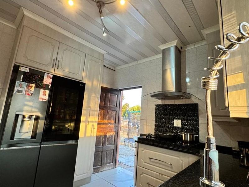 Modern Family Home For Sale in Ncandu Park, Newcastle, KwaZulu Natal - Photo 2