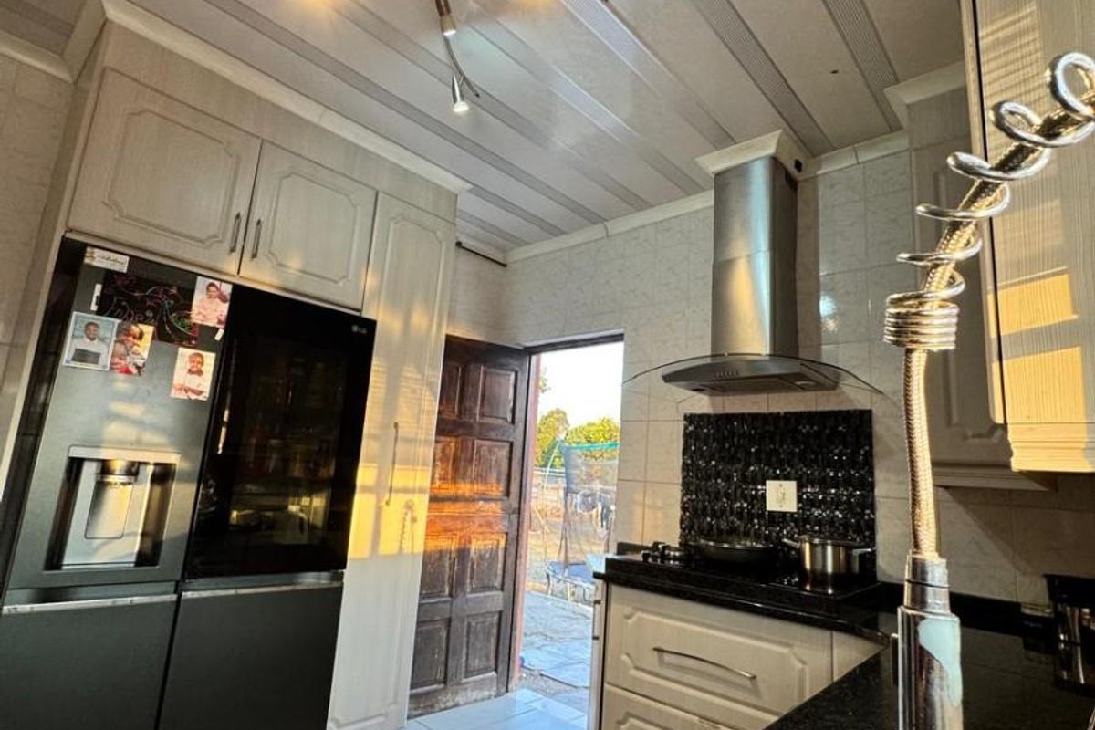 Modern Family Home For Sale in Ncandu Park, Newcastle, KwaZulu Natal - Photo 2