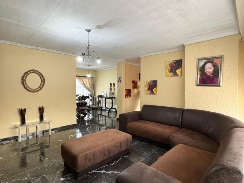 Modern Family Home For Sale in Ncandu Park, Newcastle, KwaZulu Natal - Photo 5