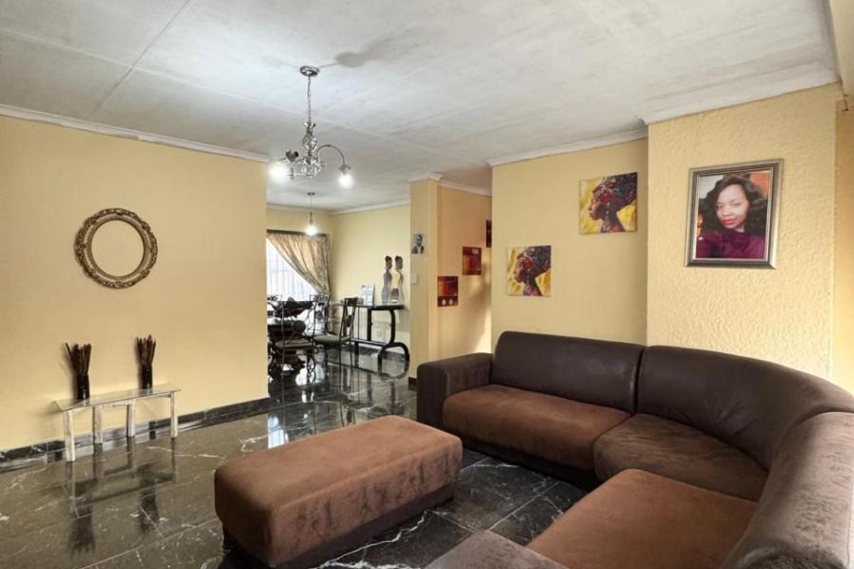 Modern Family Home For Sale in Ncandu Park, Newcastle, KwaZulu Natal - Photo 5