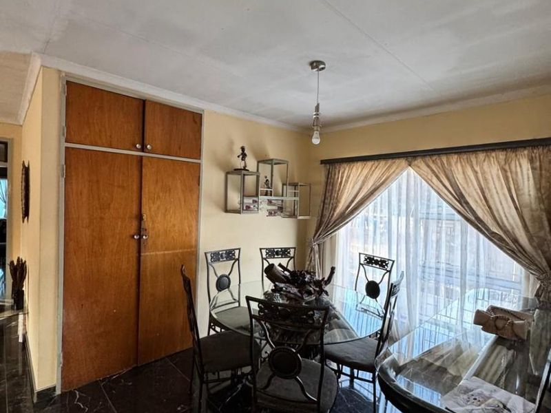 Modern Family Home For Sale in Ncandu Park, Newcastle, KwaZulu Natal - Photo 4