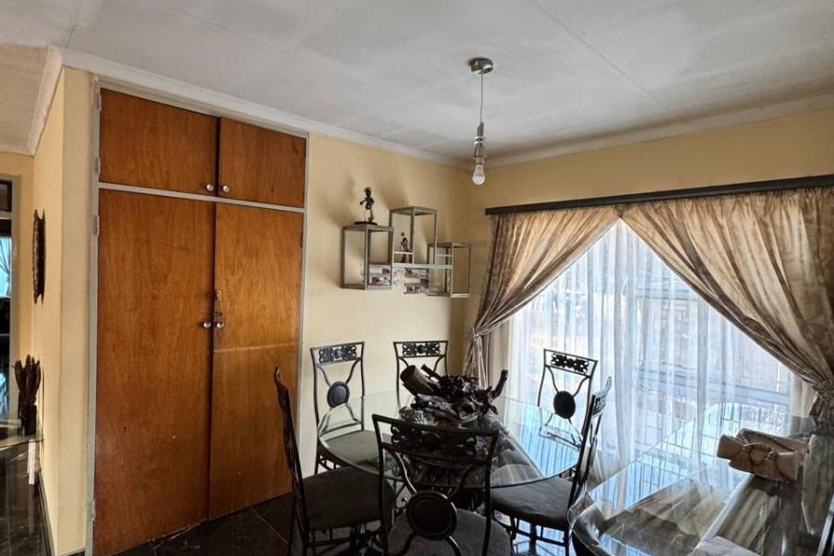 Modern Family Home For Sale in Ncandu Park, Newcastle, KwaZulu Natal - Photo 4