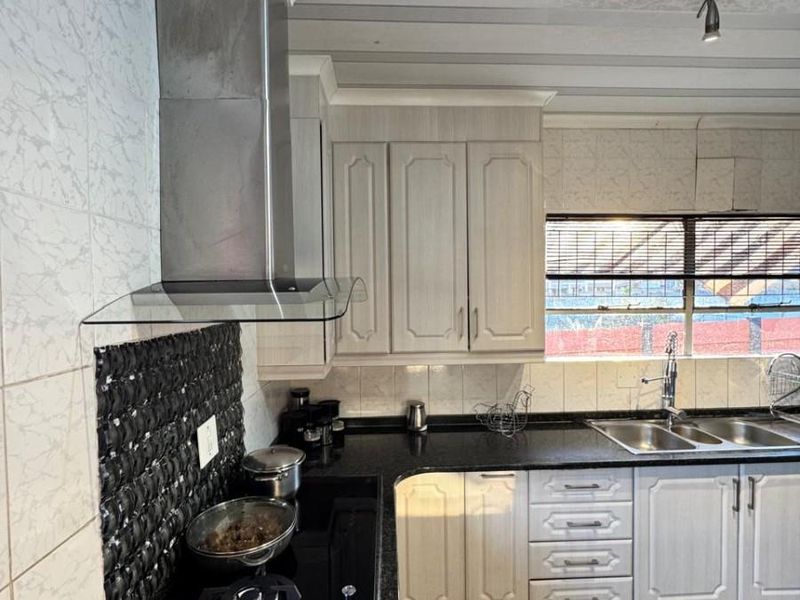 Modern Family Home For Sale in Ncandu Park, Newcastle, KwaZulu Natal - Photo 3