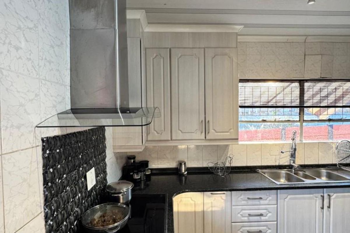 Modern Family Home For Sale in Ncandu Park, Newcastle, KwaZulu Natal - Photo 3