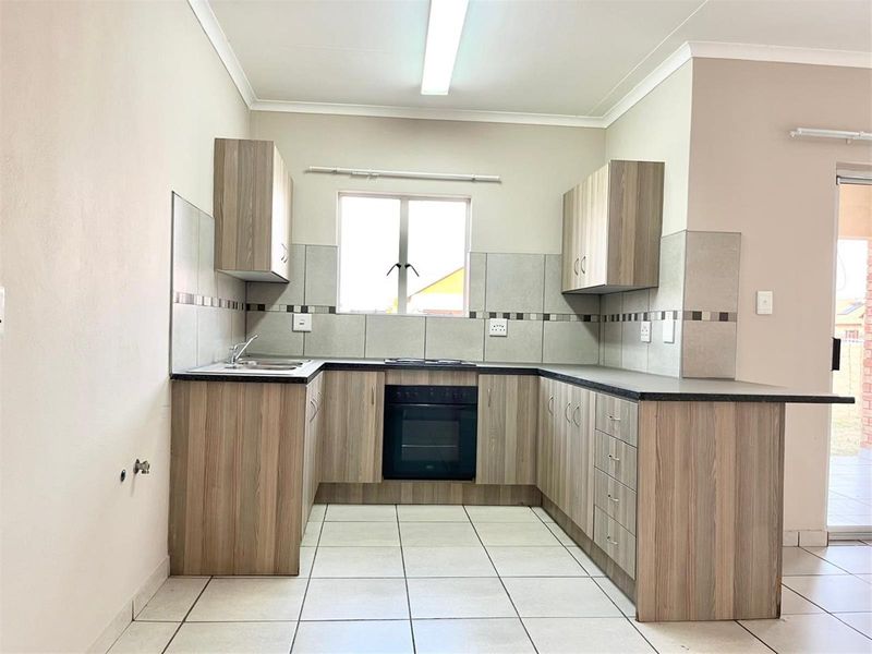 House For Sale in Waterkloof Hill Estate, Waterkloof AH, Rustenburg, North West - Photo 2