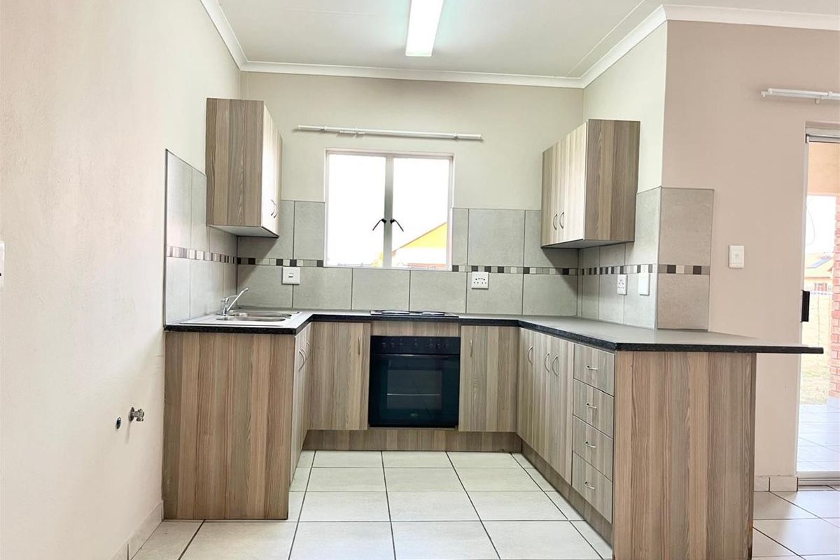 House For Sale in Waterkloof Hill Estate, Waterkloof AH, Rustenburg, North West - Photo 2