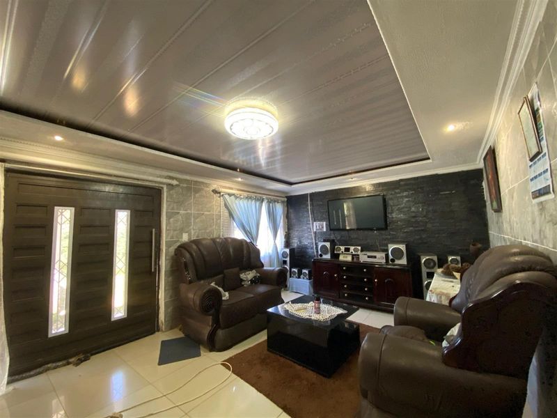 3-Bedroom Farm-Style Home for Sale in Umkhazini, KwaMakhutha - Photo 6