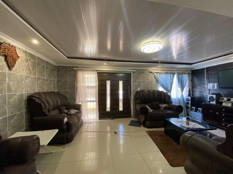 3-Bedroom Farm-Style Home for Sale in Umkhazini, KwaMakhutha - Photo 3