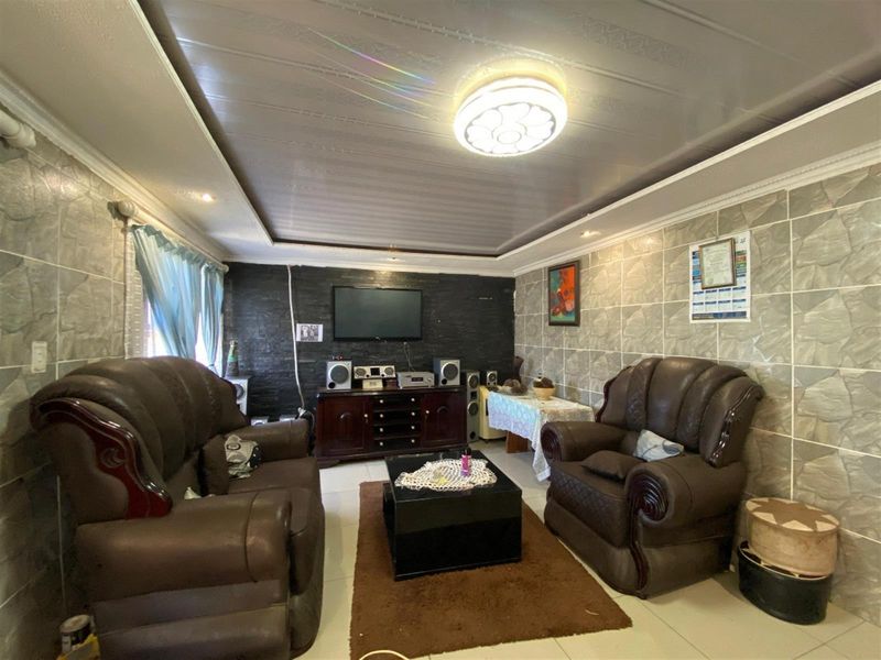 3-Bedroom Farm-Style Home for Sale in Umkhazini, KwaMakhutha - Photo 5