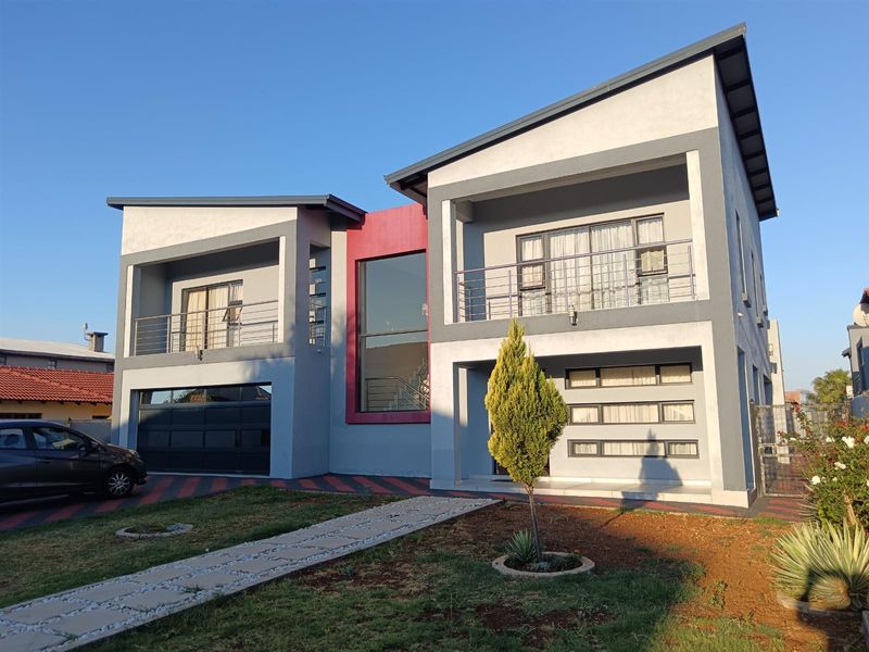Luxurious 5-Bedroom Family Home in Secure Estate - Photo 1